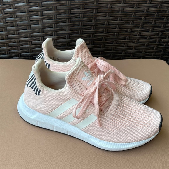 Size 6 adidas runners
